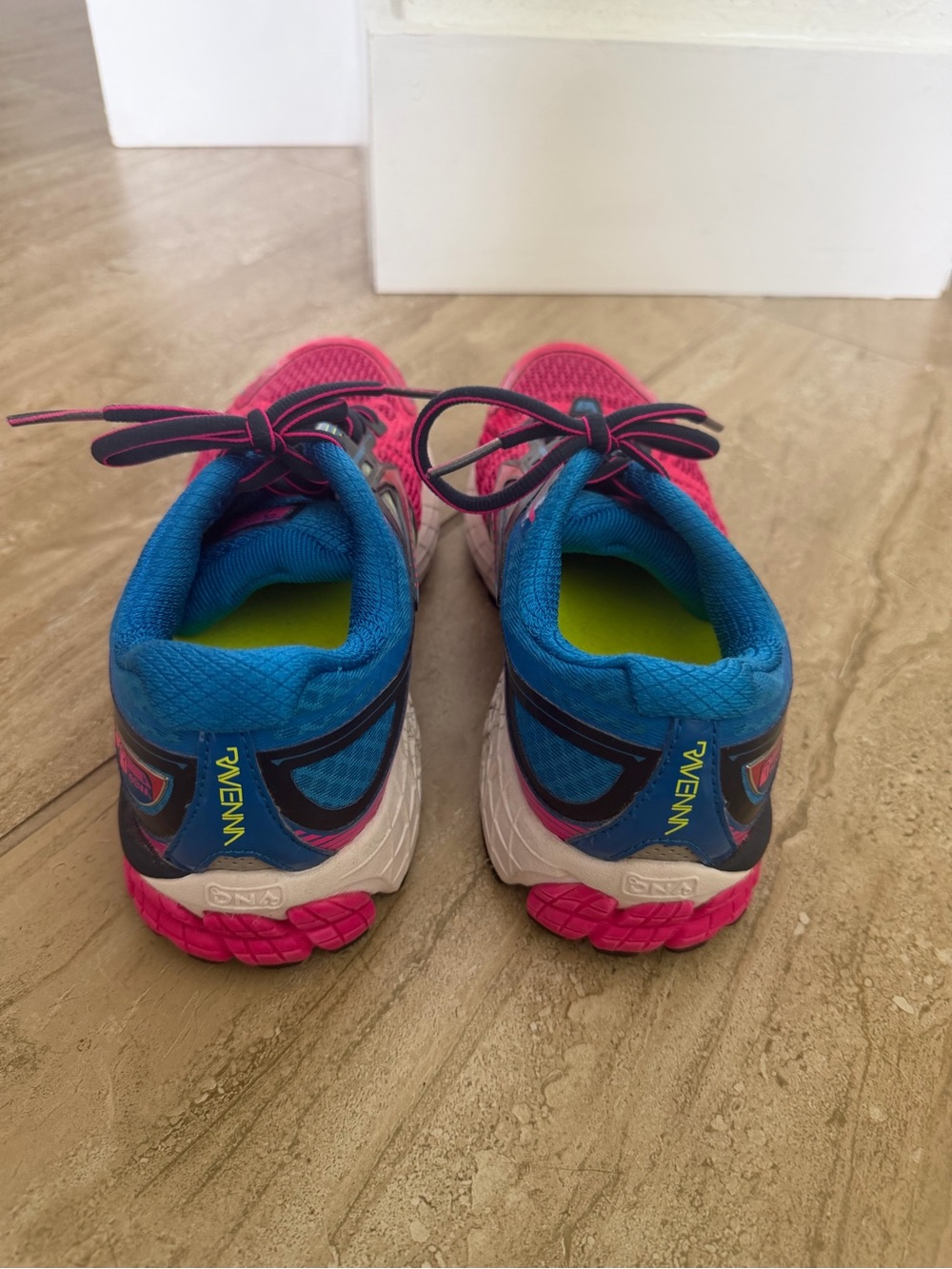 Brooks Ravenna shoes like new size 8 - Picture 4 of 7